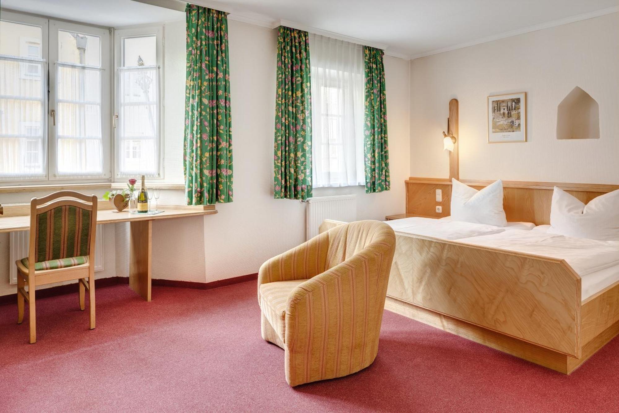 Altstadt- Und Businesshotel Pfaubraeu - Brauereigasthof - Fruehstuecksbuffet - Kostenfreie Radgarage - Hunde Willkommen Trostberg an der Alz Ruang foto