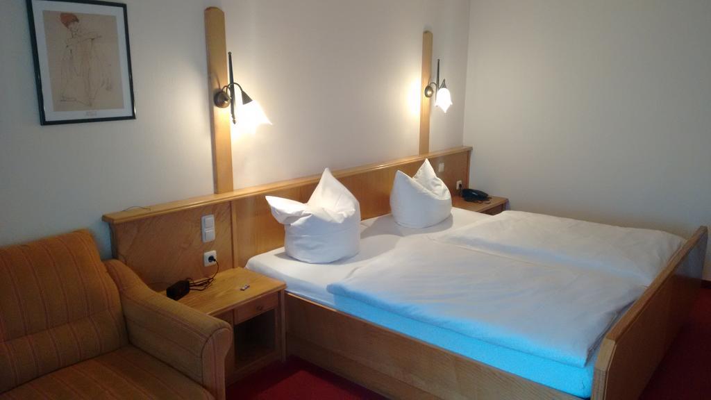 Altstadt- Und Businesshotel Pfaubraeu - Brauereigasthof - Fruehstuecksbuffet - Kostenfreie Radgarage - Hunde Willkommen Trostberg an der Alz Bagian luar foto